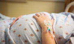 Впервые женщина родила с помощью замороженного в детстве яичника