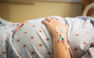 Впервые женщина родила с помощью замороженного в детстве яичника